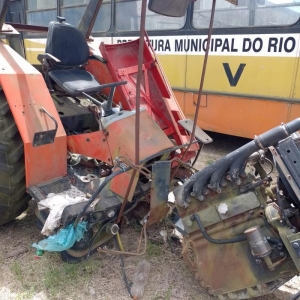 LOTE 082 - TRATOR M.A AGRALE 1999/1999, Quebrado, Patrimônio 1325, Placa IIW9489. Avaliado em R$ 50,00.