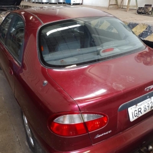 LOTE 002 - Veículo Imp/ Daewoo Lanos SX, 97/98, placa IGR8926. Avaliado em R$11.000,00. 1°Leilão.