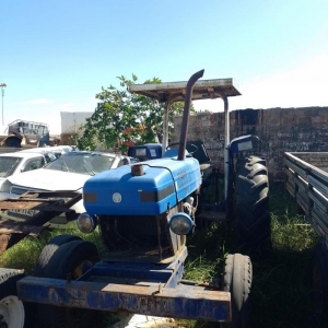 LOTE 017 - Veículo Trator New Holland 4630, Ano/modelo 1997/1997. Avaliado em R$ 2.600,00