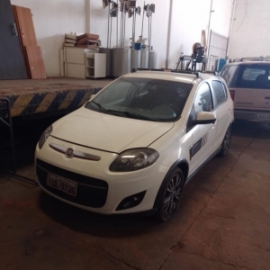 LOTE 008 - Veículo Fiat/Palio Sporting 1.6, ano / modelo 2013/2014, placas IUL9736, cor branco. Avaliado em R$ 32.000,00. 1° Leilão.