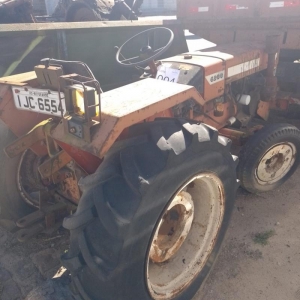 LOTE 004 - Trator de rodas M.A/ AGRALE, ano/modelo 1983/1983, placas IJC6554. Avaliado em R$ 1.700,00.