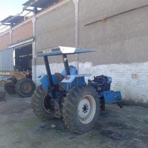 LOTE 009 - Trator New Holland, 4630, cor azul. Avaliado em R$ 1.200,00.