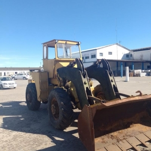 LOTE 010 - Caminhão Pá carregadeira Michigan, cor amarela. Avaliada em R$ 1.700,00.