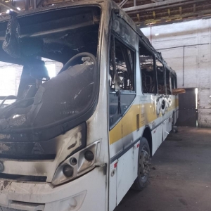 LOTE 026 - Ônibus Agrale/Masca Granmidi O, placa IRR7601. Avaliado em R$ 1.800,00. OBS.: Veículo queimado.