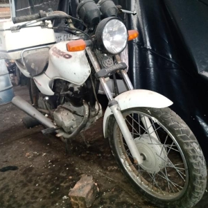 LOTE 038 - Motocicleta Honda/ CG 125 Cargo, ano/modelo 2000/2000, placa IJQ8723. Avaliada em R$ 350,00.