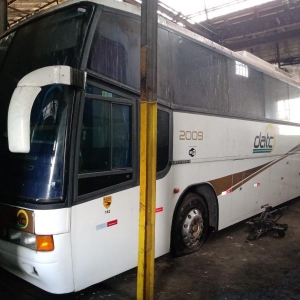 LOTE 054 - Ônibus Volvo/ Marcopolo Paradiso GVR, ano/modelo 1999/2000, placa IJF9690. Avaliado em R$ 40.000,00.