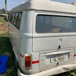 LOTE 004 - Veículo Kombi Topline, placas IOL5042, ano/modelo 2007/2008. Avaliado em R$ 3.500,00.