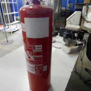 LOTE 021 - 3 Extintores de tipos diversos