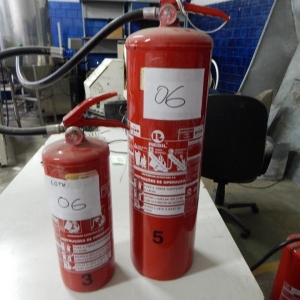 LOTE 021 - 3 Extintores de tipos diversos