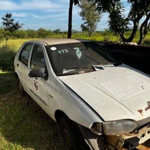 LOTE 002 - Automóvel Fiat/ Palio 1.6, ano/modelo 2010, placa IJU2517. Avaliado em R$ 400,00.