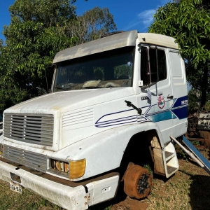 LOTE 003 - Cavalo Trator Mercedes Benz modelo LS1935, ano/modelo 1994, placa AEW5841. Avaliado em R$ 2.500,00.