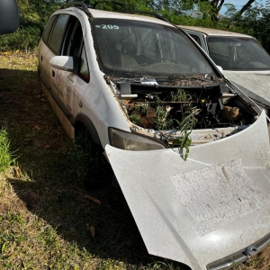 LOTE 014 - Automóvel GM/ Zafira Expression, ano/modelo 2012, placas ITC9662. Avaliado em R$ 500,00.