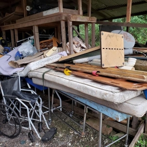 LOTE 018 - Fogão, Geladeiras, Equipamentos hospitalares e sucatas diversas