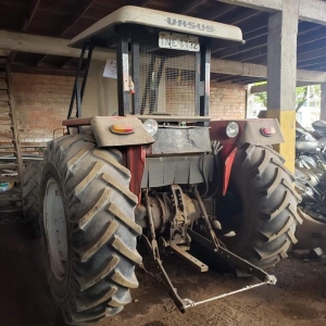 LOTE 017 - Trator Ursus e Roçadeira