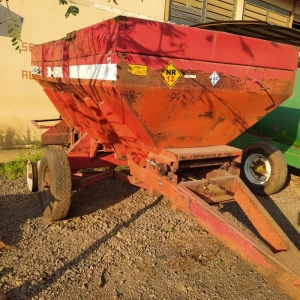 LOTE 026 - DISTRIBUIDOR DE ADUBO ORGÂNICO SÓLIDO E CALCÁRIO, 6000kG.