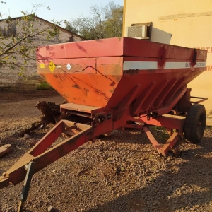 LOTE 026 - DISTRIBUIDOR DE ADUBO ORGÂNICO SÓLIDO E CALCÁRIO, 6000kG.