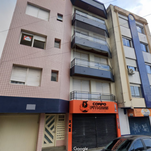 LOTE 001 - O apartamento n° 407 do Edifício Camburi, com uma área privativa real de 42,27m², situado na Rua Gonçalves Chaves, n° 411, bairro Centro na cidade de Pelotas/RS