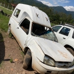 LOTE 007 - Caminhonete / Ambulância, Ford/ Courier 1.6L, Ano/Modelo 2003/2003, Placa: ILG-7808. Avaliado em R$ 3.900,00.