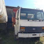 LOTE 039 - Caminhão Ford/Cargo 1415, ano/modelo 1998/1998, placa IIS6784. Avaliado em R$ 8.000,00.