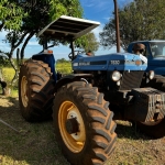 LOTE 004 - Trator New Holland modelo S100 7630, ano 2002. Avaliado em R$ 18.000,00.